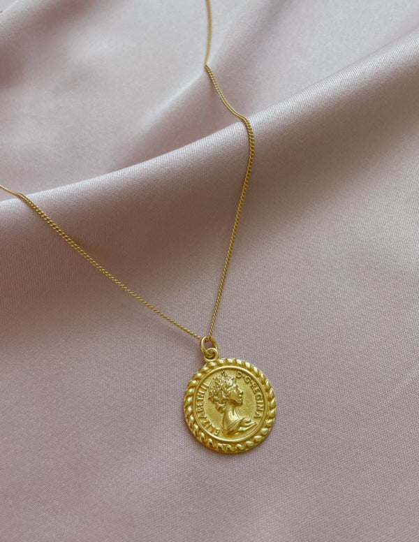Elizabeth gold pendant necklace